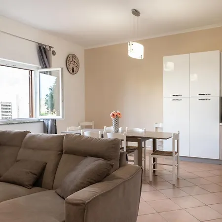 Sleeps 6 Guests! 2 Minute Walk To Beach! *