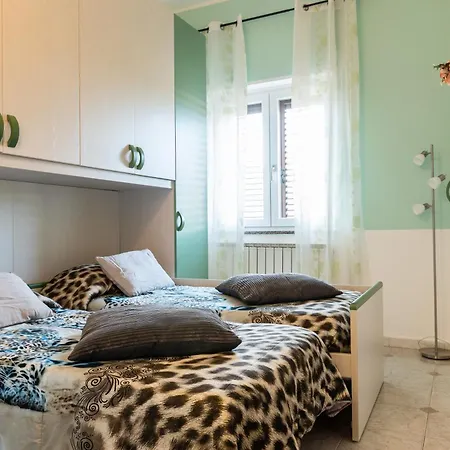 Sleeps 6 Guests! 2 Minute Walk To Beach!