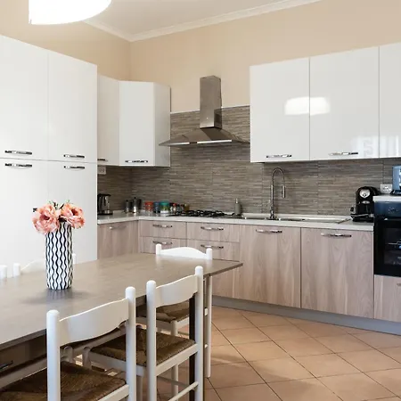 Sleeps 6 Guests! 2 Minute Walk To Beach! *