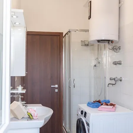 Sleeps 6 Guests! 2 Minute Walk To Beach! *