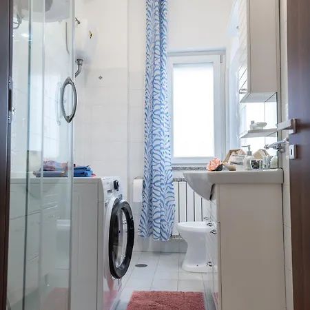 Sleeps 6 Guests! 2 Minute Walk To Beach!