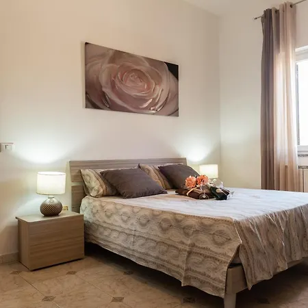 Prázdninový dům Sleeps 6 Guests! 2 Minute Walk To Beach! *