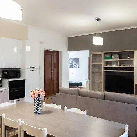 Sleeps 6 Guests! 2 Minute Walk To Beach! *