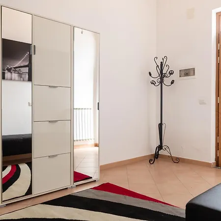 Sleeps 6 Guests! 2 Minute Walk To Beach!