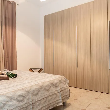 Sleeps 6 Guests! 2 Minute Walk To Beach! *
