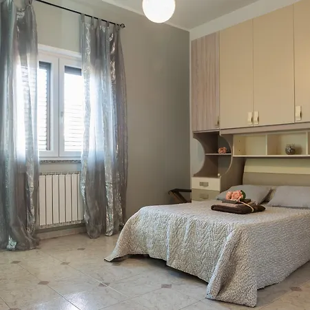 Sleeps 6 Guests! 2 Minute Walk To Beach! Prázdninový dům Campora San Giovanni