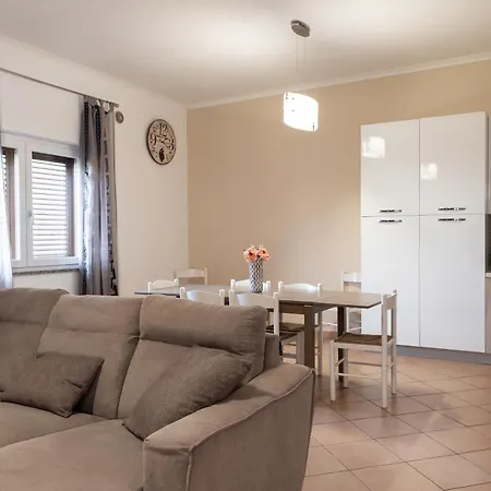 Sleeps 6 Guests! 2 Minute Walk To Beach! Holiday home *